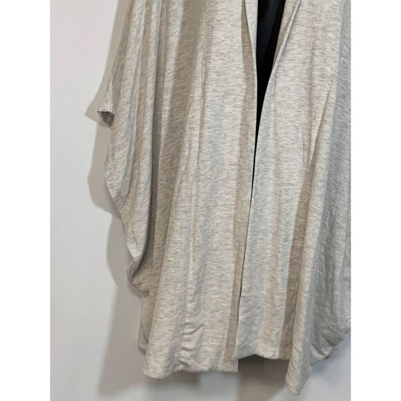 Cupcakes and Cashmere Women’s Open Front Batwing Shrug Sweater Gray Size Small - Picture 5 of 10